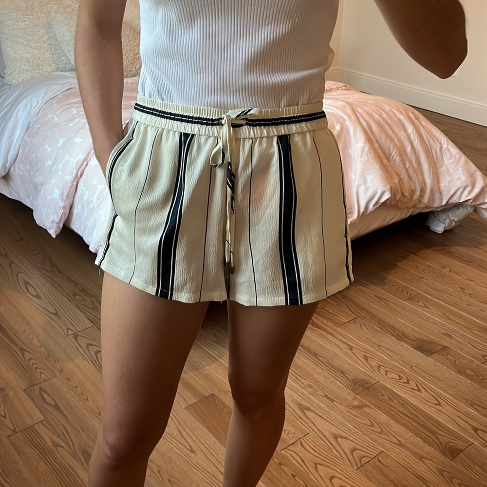 Lou & Grey ivory and navy striped shorts size medium